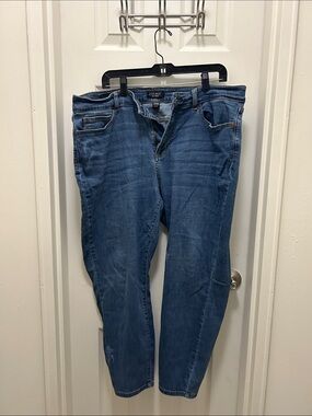 Judy Blue Medium Wash Slim Straight Jeans